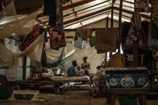 Malamokoyen y sus hijas también son residentes del asentamiento provisional de Castor. Llegó por la peor crisis humanitaria del país desde su independencia en 1960. Hasta un 25% de la población tuvo que huir de sus casaso