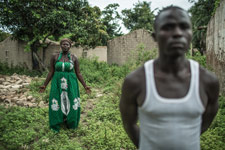 Muriel enseña cómo quedó de destruido su barrio tras los enfrentamientos. Desolación y destrucción es lo que queda en el barrio de la capital de RCA, Bangui