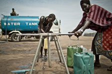 Un grupo de mujeres recogiendo agua de uno de los 16 puntos de distribución de agua potable instalados por Oxfam Intermón