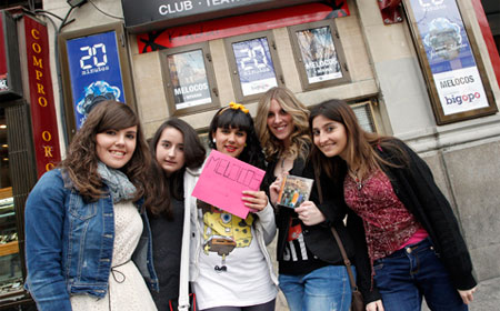 Un grupo de lectoras a las puertas del Teatro Calderón Häagen-Dazs de Madrid para ver a 'Melocos', padrinos del concurso organizado por 20minutos y Bigopo, 'Jóvenes Talentos'