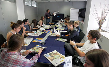 Un grupo de estudiantes de Periodismo visita la redacción para conocer de primera mano cómo es el día a día