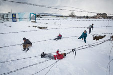Varios jóvenes sirios aprovechan al máximo las condiciones de invierno en un asentamiento de tiendas de campaña en el valle Bekaa. Para muchos niños siriosque viven aquí, la nieve ofrece una distracción bienvenida de la monótona rutina de la vida del refugiado. (ACNUR | A. McConnell)